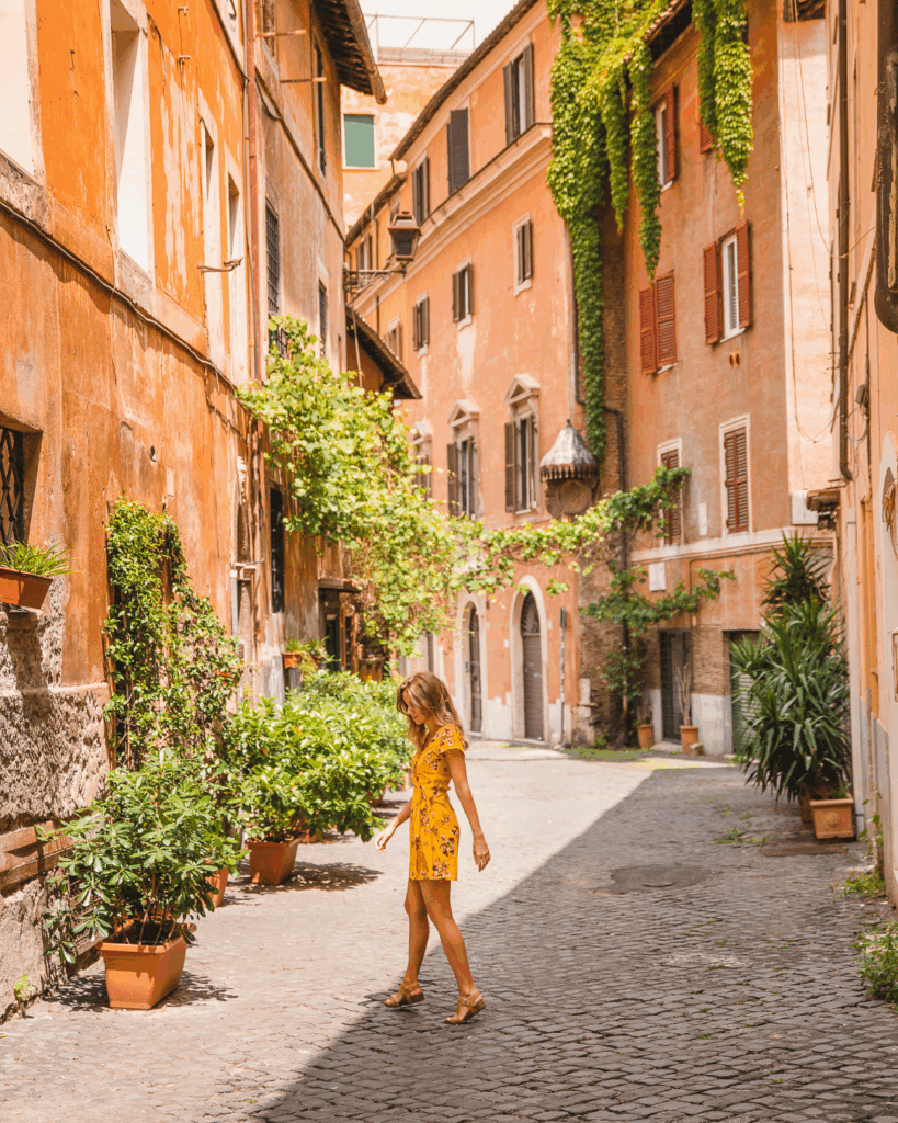 Private guide leading a personalized Vatican or Trastevere tour in Rome